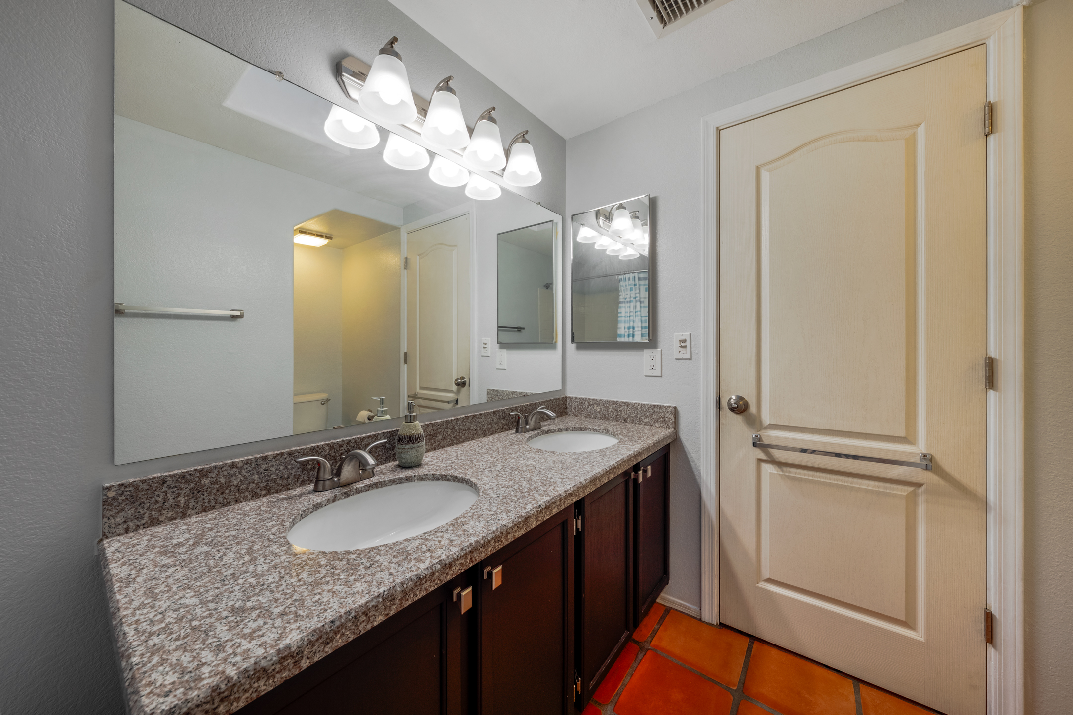 Full Bath · Shower & Tub